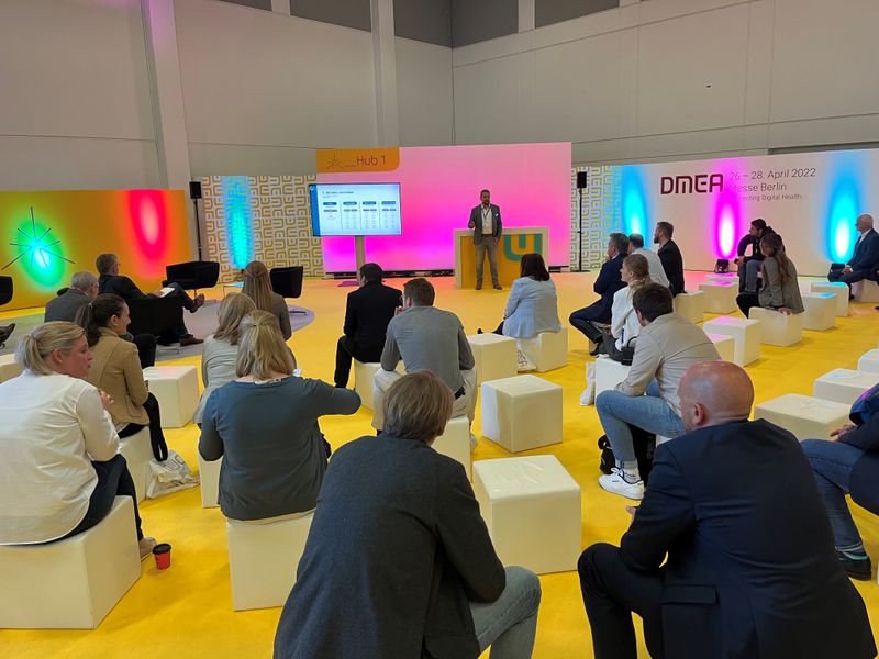 In den Hallen fanden regelmäßig Kurzvorträge statt, hier beispielsweise zum Thema „Unterstützung bei Prozessen, Vorgaben und Leitlinien“. (su)