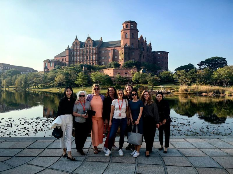 IT-Frauenpower auf dem Oxhorn Campus in Dongguan vor dem nachgebauten Heidelberger Schloss. (Bild: Vogel IT-Medien GmbH)