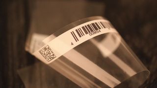 „Nass-in-nass“ schrieb hier ein Tintenstrahldrucker des Typs REA JET HR die Produktinformationen klar lesbar auf eine Folie. (Bild: REA Elektronik)