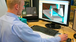 CAD-gestützte Qualitätskontrolle an der Koordinatenmessmaschine. (Klaus Vollrath)