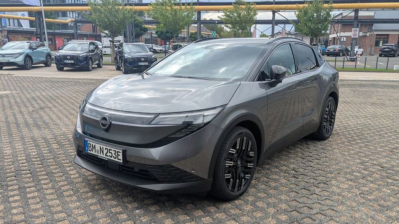 Der Leaf kommt mit zwei Antriebsvarianten. Als Einstieg bietet Nissan die Kombination aus einem kleineren 52-kWh-Lithium-Ionen-Akku und einem 130 kW/176 PS-starken Elektromotor an. Alternativ ist ein 75-kWh-Akku und ein 160-kW-/217-PS-Motor an Bord. (Bild: Simon – VCG)