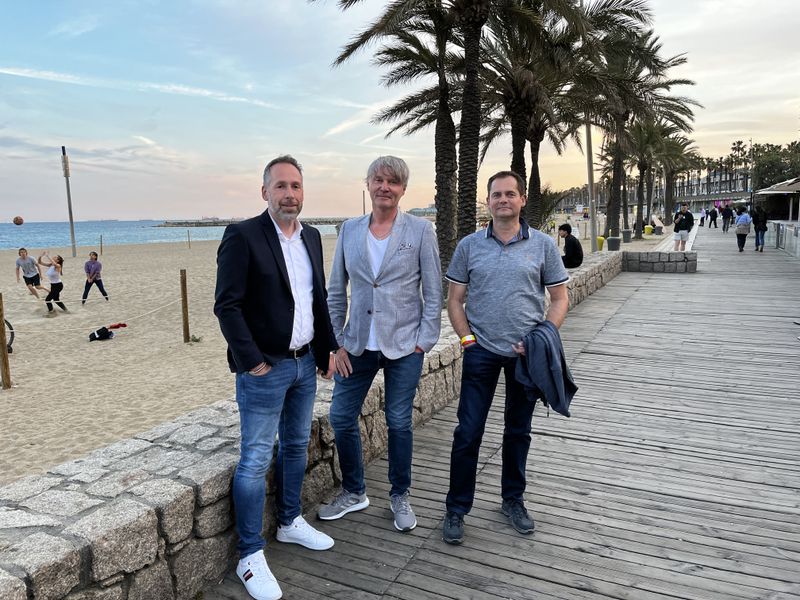 Ole Jacobs (v. r., iiyama), Carsten Berkenbrink und Thorsten Rust (ACCENTA) warten auf den Sonnenuntergang. (IT-BUSINESS)