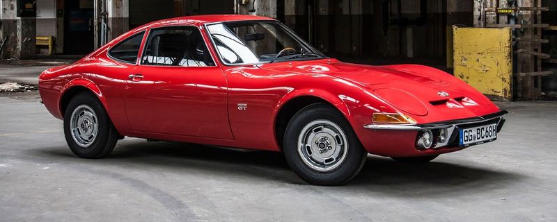 Opel GT (1968 – 1973): Der schlanke, schwungvoll gezeichnete Zweisitzer verkörpert wie kaum ein anderes Auto den Stil der ausgehenden Sechzigerjahre. Sein Design verschleiert wirksam die Abstammung vom eher plump wirkenden Kadett B.(Bild:  Opel)