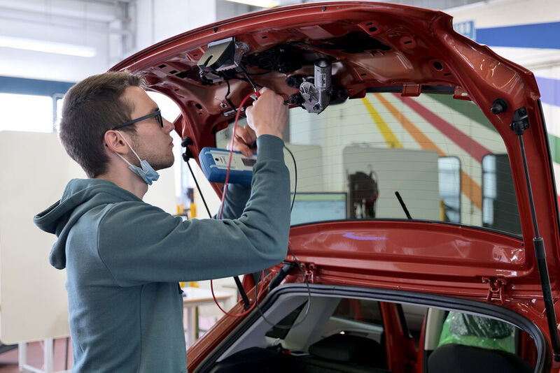 Simon Hochrainer bei der Suche nach Fehlern in der Komfortelektrik eines VW Polo. (Schmidt/autoFACHMANN)
