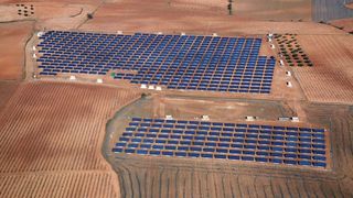 Luftaufnahme des 2MW-Photovoltaik-Parks in Iniesta (Cuenca), realisiert von Iser und Siemens Valencia und Siemens S.A. Sirius Halbleiterschütze 3RF sorgen dort für das Nachführen der Panels. (Archiv: Vogel Business Media)