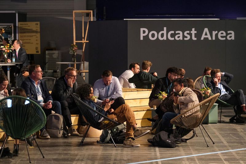Achtung. Jetzt gibts was auf die Ohren. Auch in diesem Jahr waren wir mit unserem Podcast Unbürokratisch Teil der Podcast Area und haben eine Episode live aufgenommen. (Bild: © Messe Berlin GmbH)