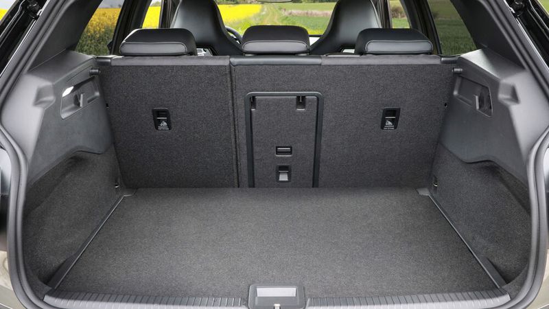 Der Kofferraum kommt auf 385 Liter und liegt damit auf dem Niveau des VW Golf. (Bild: VW)