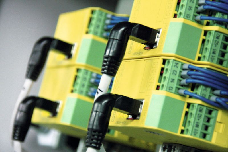 Sichere Drehzahlwächter übernehmen die Überwachung der Abwärtsbewegung.  (Bild: Phoenix Contact)