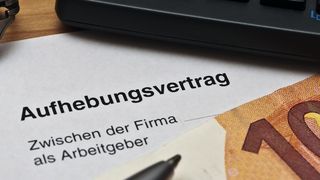 Netto sehen auch lukrative Abfindungen gleich deutlich magerer aus. (Bild: © Stockfotos-MG - Stock.adobe.com)