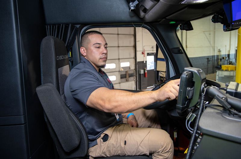 Noch muss ein Fahrer an Bord sein. (Bild: Daimler Trucks)