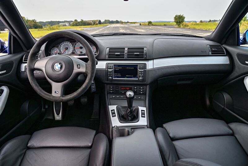 Das Motto im Innenraum lautet Understatement – das Cockpit gibt sich fast schon brav. (BMW)