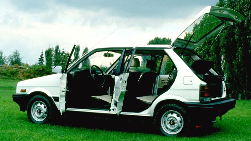 Der Justy I hat einen manuell zuschaltbaren Allradantrieb ohne Mitteldifferential. Das Hinterachs-Differential leistet keine Sperrwirkung. Durch ein Verteilergetriebe, welches über eine Unterdruckmembran angesteuert wird, kann zusätzlich die Hinterachse angetrieben werden. Beim Wechsel zwischen Front- und Allradantrieb ist das Betätigen der Kupplung nicht nötig. Vorn hatte der Justy I Einzelradaufhängung, vorne mit MacPherson-Federbeinen und Querlenkern, hinten eine Schräglenker-Achse mit getrennt eingebauten Stoßdämpfern und Federn. (Bild: Subaru)