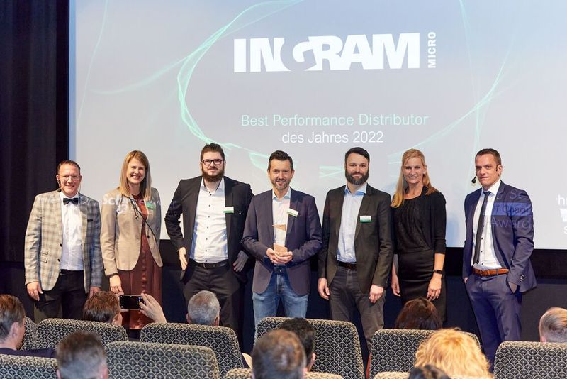 Der Award „Best Performance Distributor“ ging an Ingram Micro. (Bild: Schneider Electric)