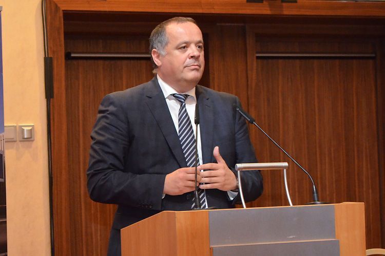 Seat-Geschäftsfüher Bernhard Bauer sieht sich mit den Händlern in einem Boot: „Auch wir sind Händler und wollen möglichst viele Autos verkaufen.“ (Foto: Grimm)