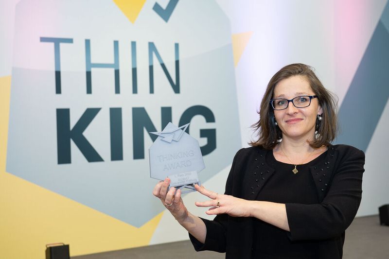 Platz 1 gehört der Professur für Forstliche Biomaterialien der Universtität Freiburg. Und zwar für eine aus Holz entwickelte, biobasierte Tinte, mit der man Leichtbauteile 3D-drucken kann. Im Bild Prof. Marie-Pierre Laborie, die den Thinking Award entgegennahm. (Leichtbau BW / Lichtgut)