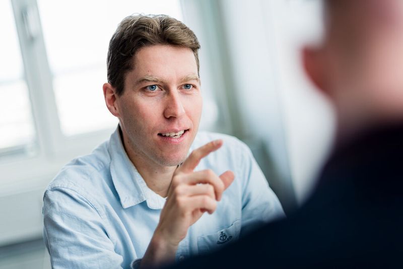 Eike Steinmann leitet die Abteilung für Medizinische und Molekulare Virologie der RUB. (© Damian Gorczany, Ruhr-Universität Bochum)