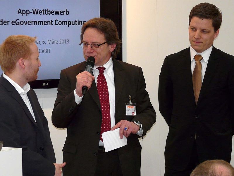 Hannes Rehfeldt vom Bezirksamt Neuköln und Claus Junghanns vom Bundesministerium für Familie, Senioren, Frauen und Jugend konnten für ihre App eine lobende Erwähnung der Jury mit nach Hause nehmen. Die Laudatio hielt Manfred Klein von eGovernment (Foto: Gerald Viola)