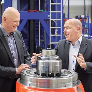 Plus für Teamwork: Als „erheblich entscheidenden Faktor“ für den Kauf von zwei Droop+Rein Portalmaschinen bezeichnet HACO-Geschäftsführer Henning Albrechtsen (l.) die jahrelange Zusammenarbeit mit Dipl.-Ing. Hubert Erz, Senior Consultant Sales / Renewables der Schweizer Starrag Group.(Bild:  Starrag/Ralf Baumgarten)