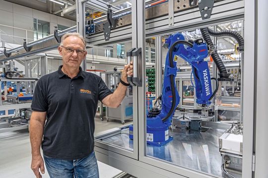 Peter Müller will die standardisierte Zelle künftig für unterschiedlichste Projekte einsetzen.(Bild:  Minitec)
