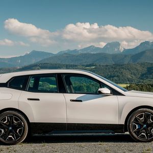 Lang wie der X5 (4,95 m) und flach wie ein X6 (1,70 m) läuft das neue E-Flaggschiff in Dingolfing parallel zum Verbrenner-Boss Siebener vom Band.(Bild:  BMW)