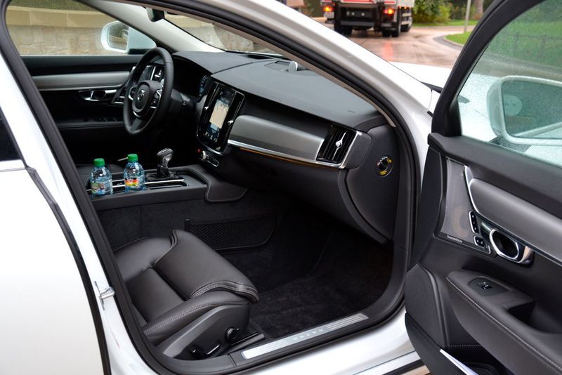 … sitzen auf dem Beifahrersitz und … (Michel / »kfz-betrieb«)