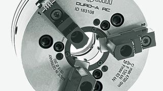 Mit dem neu entwickelten Kraftspannfutter Duro A RC will der AMB-Aussteller Röhm beweisen, dass der Backenwechsel in deutlich unter 60 s machbar wird. Wer will, kann sich am Messestand auch als Backenwechsel-Rekordler beweisen und einen von drei Hauptpreisen oder einen von 10 Bosch-Akku-Bohrschraubern einheimsen. Halle 1 am Stand J10. (Röhm)