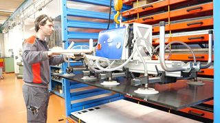 Der den Vacumaster von J. Schmalz schätzt, der kann sich jetzt auf eine Neuentwicklung freuen – den akkubetriebenen Vacumaster Charge! Er packt auch unhandliche Komponenten mit einem Gewicht bis zu 750 Kilogramm. Hier noch mehr zu dieser Neuentwicklung ... (Bild: J. Schmalz)