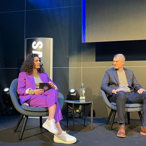 Moderatorin Evren Gezer im Gespräch mit  Tuncay Sandikci (Samsung)(Bild:  Vogel IT-Medien)