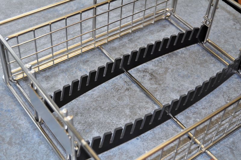 Als Warenträger kommt nur ein Edelstahldrahtkorb zum Einsatz, dessen Besonderheit aus zwei integrierten Kunststoffleisten mit schrägen Einschnitten besteht. (Bild: Schmidt)
