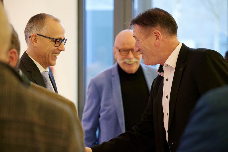 Impressionen vom ELEKTRONIKPRAXIS Frühlingsfest 2023 im Ketterer Kunst mit der Verabschiedung von Johann Wiesböck.  (Bild: © EYE AM CHRIS)