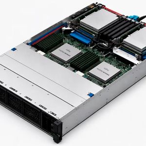 Ein Monaka-Server in der 1HE-Variante mit zwei Prozessoren: Luftgekühlt arbeiten sie mit 2,1 GHz, flüssigkeitsgekühlt sind 2,9 GHz möglich.(Bild:  Fsas Technologies)