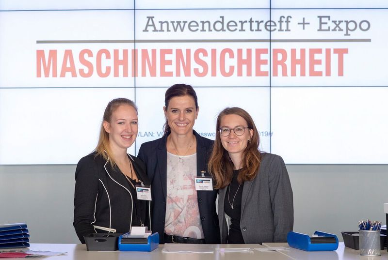 v.l.n.r.: Anne Becker, Simone Johann und Isabell Seubert von Vogel Communications Group begrüßten die Teilnehmer im Vogel Convention Center in Würzburg.  (J. Untch / Vogel Communications Group GmbH & Co. KG)