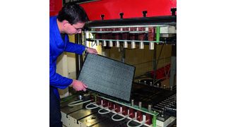 Variothermes RTM-Werkzeug mit Induktionsheizung am Institut für Verbundwerkstoffe in Kaiserlautern. An diesem Werkzeug wurde der Einfluss der variothermen Prozessführung auf die Zykluszeit untersucht. (Bild: IVW)