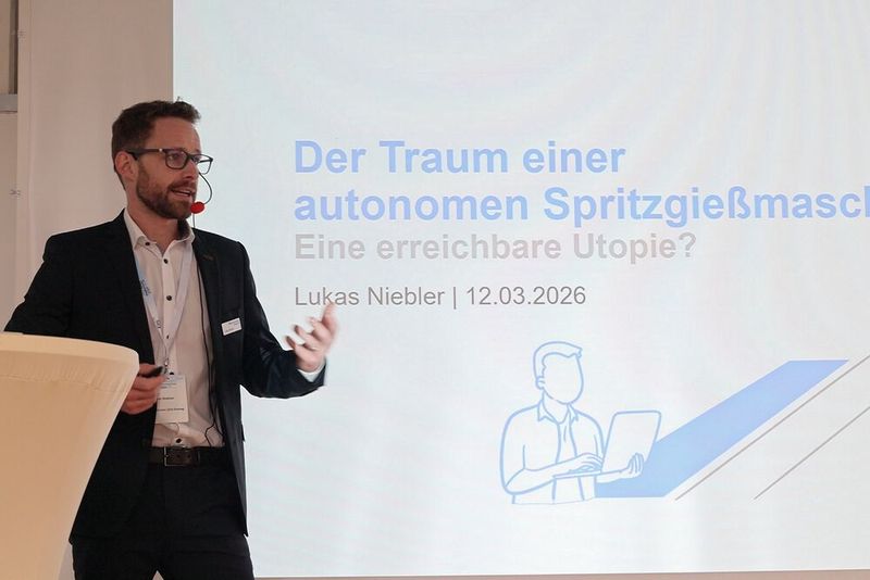 Lukas Niebler von Sumitomo Demag analysierte den Traum von einer autonomen Spritzgießmaschine. Denn die Vision einer autonomen Spritzgießmaschine stößt trotz moderner Sensorik, Datenerfassung und intelligenter Regelungen nach wie vor an Grenzen. (Bild: Maschinenmarkt/rw)