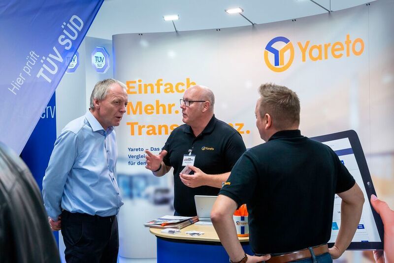 Kfz-Unternehmer Frank Demmler (li.) informierte sich hier am Stand des Finanzdienstleisters Yareto. (Stefan Bausewein)