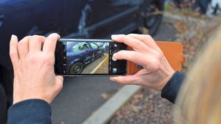 Ein paar Fotos, den Fahrzeugschein einscannen und schon läuft es: Von der Schadenkalkulation bis zur Terminvereinbarung lässt sich alles über die Fiasco-App regeln. (Bild: Wenz/»kfz-betrieb«)