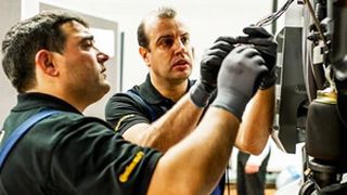 Echter Härtetest: 63 Servicemitarbeiter aus neun Ländern stritten beim Finale der „Global Tech-Masters Truck 2013“ in Stuttgart um den begehrten Titel. (Foto: Mercedes-Benz)