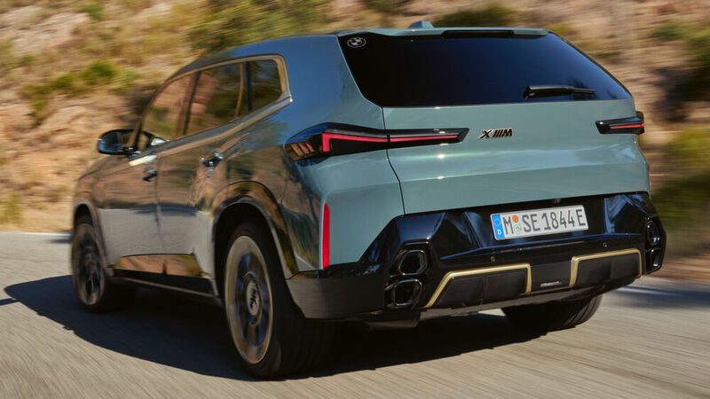 In der Heckscheibe des XM befinden sich links und rechts lasergravierte BMW-Logos.  (Bild: Enes Kucevic/BMW)