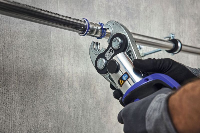Die Rohrsysteme, bei denen häufig Edelstahl eingesetzt wird, sind extremen korrosiven Belastungen durch Urin, Fäkalien, chemische Reinigungsmittel und Ablagerungen von Futterresten oder Haaren ausgesetzt. (Bild: Geberit)