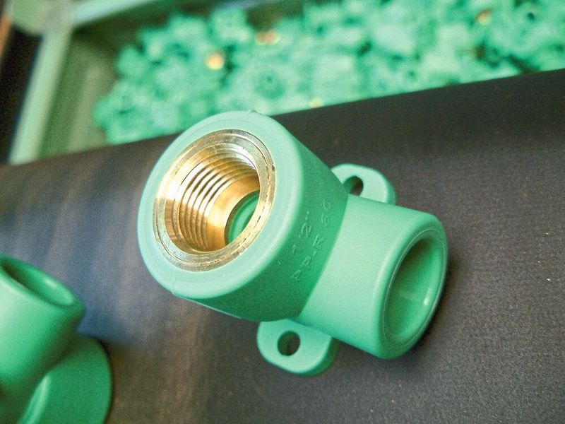 Auch solche Fittings aus Polypropylen mit Messinginnengewinde zu fertigen, gehört zur Expertise von Aquatherm. (Aquatherm)