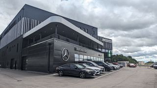 Der Neubau von Auto Grill in Ebersberg bei München ist mehr als ein klassisches Autohaus. (Bild: Simon – VCG)