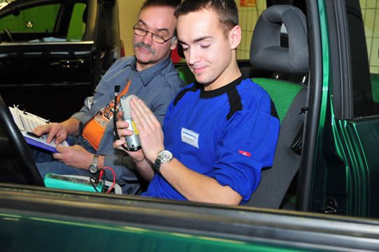 Wie sag ich das auf Englisch. Markus Hildebrand aus Thüringen muss an dieser Station mit dem Prüfer Englisch reden. (Archiv: Vogel Business Media)