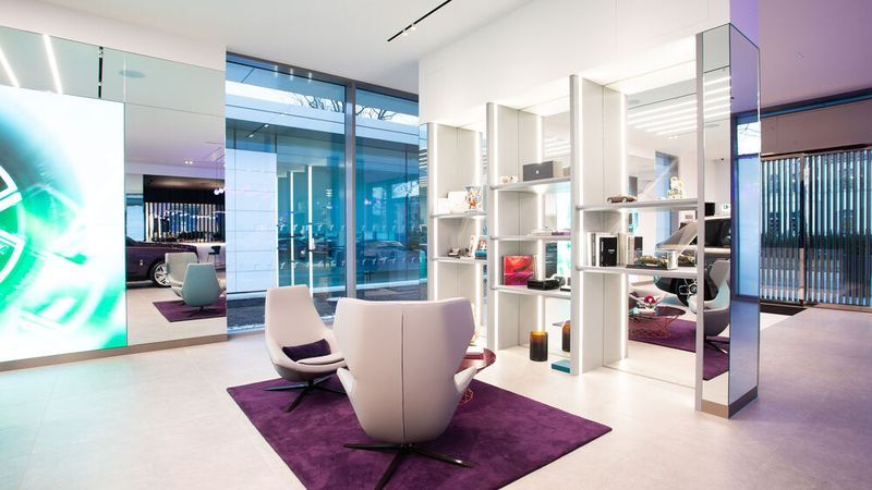 Das Radebeuler Autohaus Thomas ist der deutschlandweit erste Rolls-Royce-Händler, der seinen Betrieb in der neuen Visual Identity des britischen Luxusherstellers gestaltet hat.  (Bild: Michael Tewes)