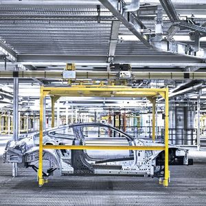 Die Rohkarosse des 8er Coupé auf dem Weg durch das Werk Dingolfing.