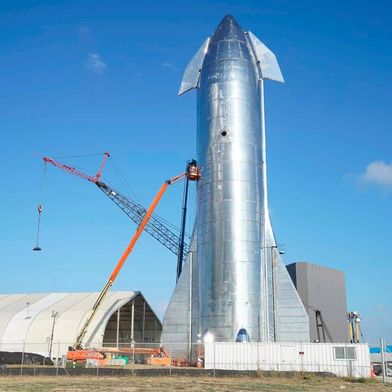 So arbeiteten die Spacex-Spezialisten noch vor einigen Jahren an der weltgrößten Rakete – der Starship. Nun hat das Unternehmen von Elon Musk im Rahmen eines Testfluges einen Meilenstein erreicht: Die Umlaufbahn, um die Erde! Doch es gab auch einen Wermutstropfen ... (Bild: Spacex)