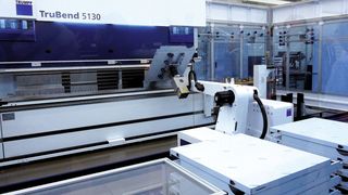 Die Fertigungszelle ist eine der höchsten Stufen für Automatisierung der Blechbearbeitung. Darüber steht nur die Verkettung mehrerer Fertigungszellen.  (Bild: Kuhn)