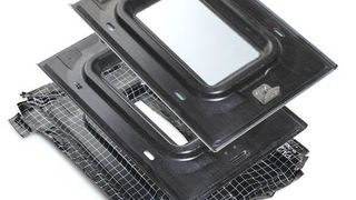 Kostengünstig und leicht: Die Matrix aus Polypropylen (PP) und unidirektional orientierten Glasfasern (UD-GF) bildet die optimierte Ausrichtung der UD-Tapes in Form eines mehrschichtigen Geleges. (Bild: Ticona)