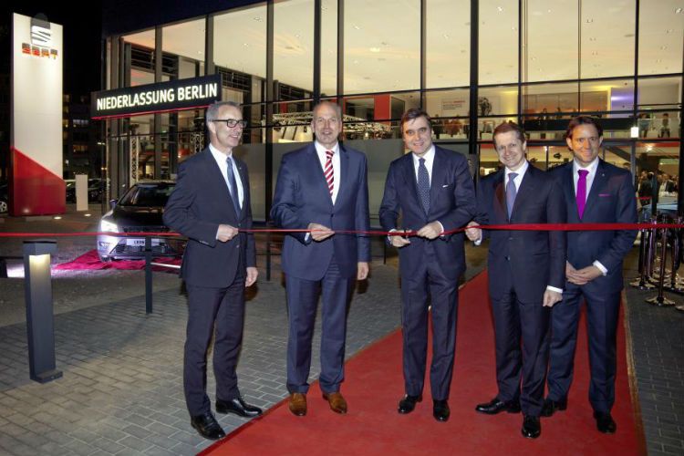 Eröffnungsprominenz: (v. li.) Dr. Andreas Offermann, Vorstand Vertrieb und Marketing der Seat S.A., Jürgen Stackmann, Vorstandsvorsitzender der Seat S.A., Juan Pablo Garcia-Berdoy, der spanische Botschafter in der Bundesrepublik, Manfred Kantner, Geschäftsführer der Seat Deutschland GmbH, und Erik Händler, Geschäftsführer der deutschen Seat-Niederlassungen (Foto: Seat Deutschland)