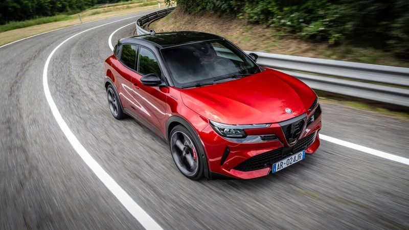 Der selbst entwickelte Synchronmotor, zunächst auf 240 PS ausgelegt und dann zur allgemeinen Überraschung mit 40 PS mehr vorgestellt, ist eine Wucht. (Bild: Alfa Romeo)