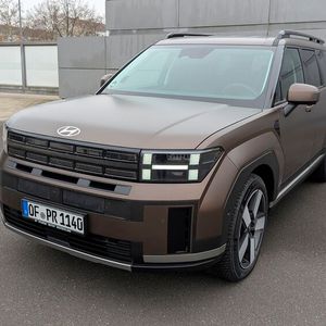 Mit seiner betont kantigen Karosserie soll der Santa Fe an klassische Geländewagen erinnern – allerdings ist er mit seinem quer eingebauten Motor und Frontantrieb (Allrad optional) ein ganz normales SUV.(Bild:  Rosenow – VCG)